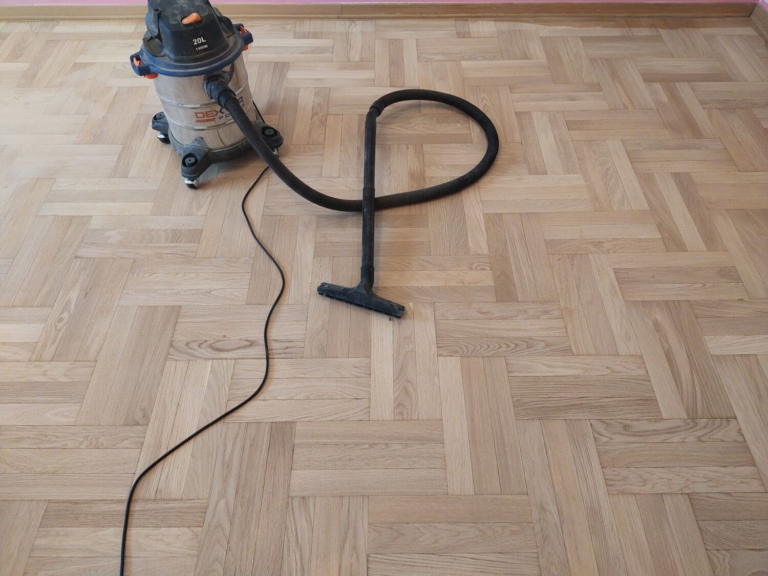 Убираем лишнюю пыль пылисосом