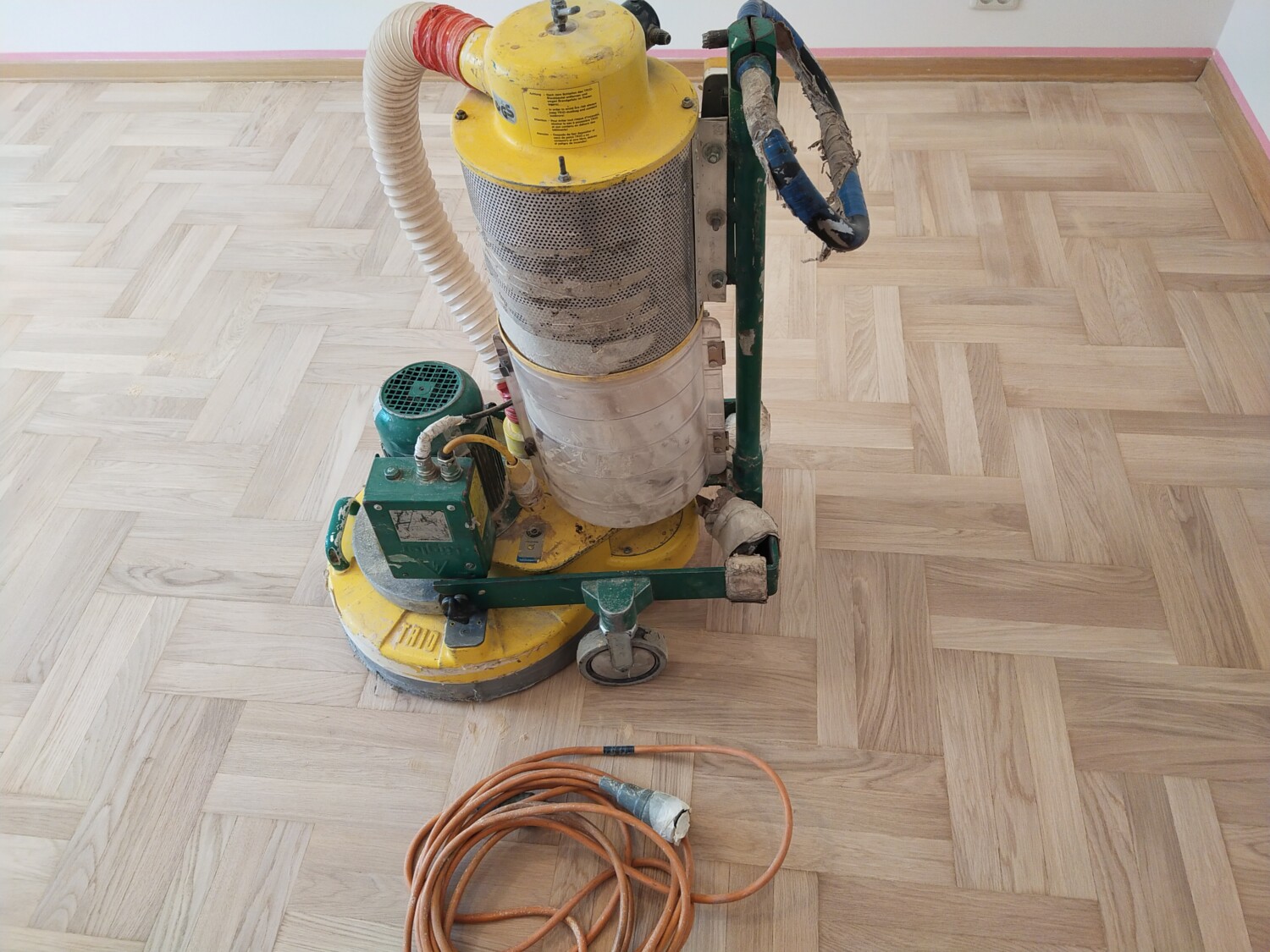 Шлифовка паркета после шпаклевание щелей